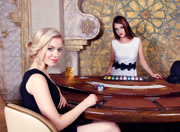 Kobieta w kasynie siedzi przy stole pokerowym — Zdjęcie stockowe