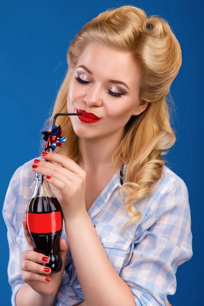 Pin-up-Girl trinkt — Stockfoto