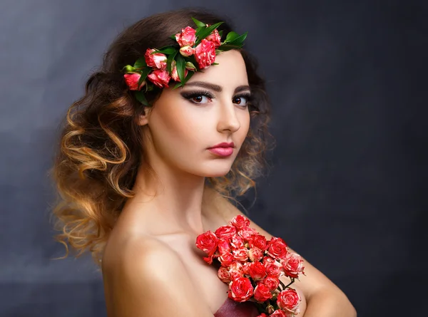 Szépség portré egy lány virággal — Stock Fotó