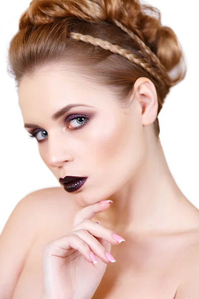 Schönheitsporträt eines Mädchens mit hellem Make-up und Frisur. Kreative Frisur. Frisur. Make-up. — Stockfoto