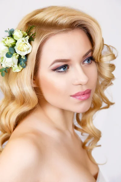 Portrét krása krásná blondýnka s krásnou make-up izolovaných na bílém. — Stock fotografie