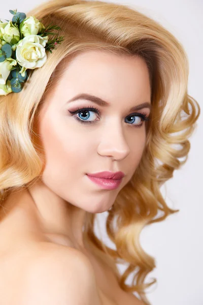 Portrét krása krásná blondýnka s krásnou make-up izolovaných na bílém. — Stock fotografie