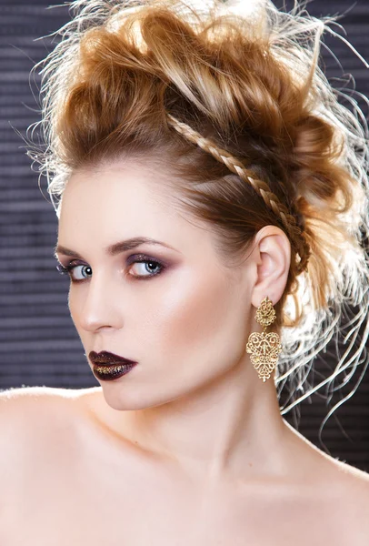 Portrait de beauté d'une fille avec un maquillage lumineux et coiffure. Coiffure créative. Hairdo. Maquillage . — Photo