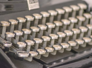 bir parapetin üzerinde duran iki güvercin