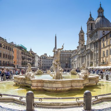 Piazza Navona civarındaki güneşli bir gün