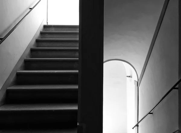 Escadaria ascendente em preto e branco — Fotografia de Stock
