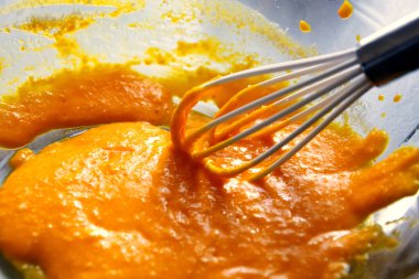 Şeffaf bir kasede silikon çırpılmış yumurta sarısı.