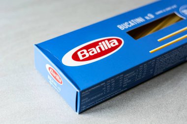 Roma, İtalya, 15 Kasım 2020: Mavi karton bir bucatini makarna paketi üzerinde Barilla logosu. Makarna ve gıda pazarında ünlü İtalyan markası. İllüstrasyon Editörü