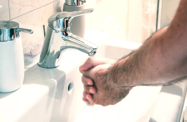 Homem Lavar Mãos Numa Pia Cerâmica Branca Cuidados Pessoais Limpeza — Fotografia de Stock