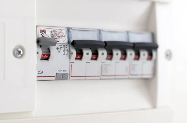家庭用ヒューズボックスのスイッチの詳細 家庭用電気事業 自動安全および残留電流システム — ストック写真
