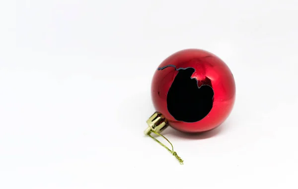 Une Boule Noël Rouge Cassée Isolée Sur Fond Blanc Célébration — Photo