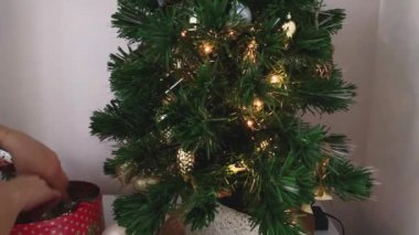 Noel ağacı süsleyen bir kadının elleri. Noel tatili