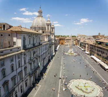 Güneşli bir günde, tanınmayan turistlerle dolu Roma 'daki Piazza Navona' nın en iyi manzarası. Turizm ve seyahat. Ünlü turist merkezi. Barok sanatı