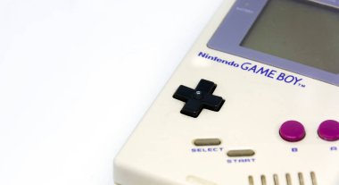 Roma, İtalya, 23 Aralık 2020: Nintendo 'dan taşınabilir Gameboy video oyun konsolu beyaz arka planda izole edildi. 90 'lardan kalma klasik video oyun konsolu