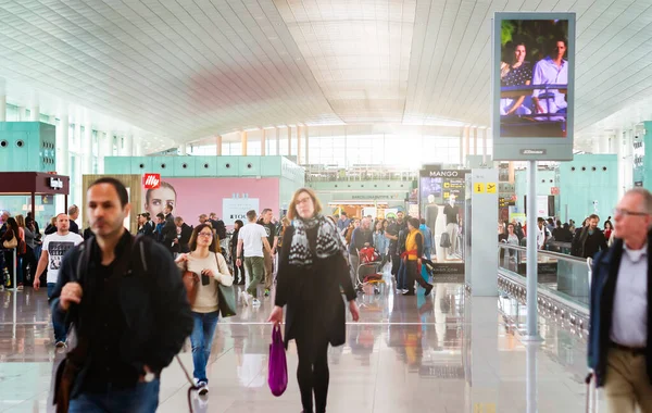 Барселона Іспанія Квітень 2019 Люди Йдуть Міжнародному Коридору Вильоту Аеропорту — стокове фото