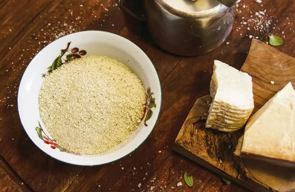 Geriebener Käse Einer Keramikschüssel Auf Einem Rustikalen Holzbrett Traditionelle Italienische — Stockfoto