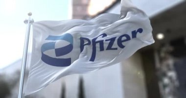 Roma, İtalya, 26 Ocak 2021 'de yeni Pfizer logosunun dalgalandığı beyaz bayrak. Pfizer, Covid-19 Coronavirus için aşı üreten bir Amerikan ilaç şirketi.