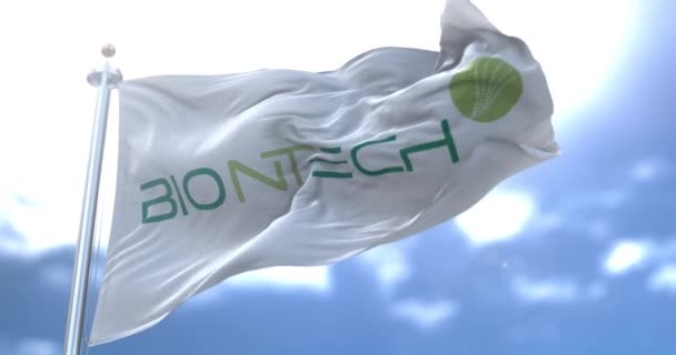Rome Italie Janvier 2021 Drapeau Blanc Avec Logo Biontech Agitant — Video