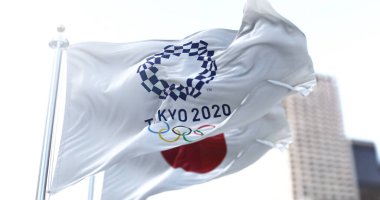 Tokyo, JAP, 1 Şubat 2021: Arka planda Japonya bayrağı dalgalanan Tokyo 2020 logosu bayrağı. 2020 Olimpiyatları, covid-19 salgını nedeniyle 2021 yılında ertelendi.