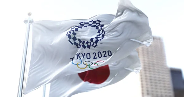 2021年2月1日 Jap 带有东京2020标志的国旗在风中飘扬 背景为日本国旗 由于Covid 19流感大流行 2020年奥运会改在2021年举行 — 图库照片