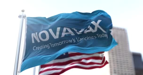 2021年1月28日 美国马萨诸塞州Gaithersburg 印有Novavax标志的国旗在风中飘扬 美国国旗作为背景 Novavax宣布研发疫苗或预防Covid — 图库视频影像