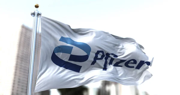 Рим Италия Января 2021 Белый Флаг Новым Логотипом Pfizer Размахивающим — стоковое фото