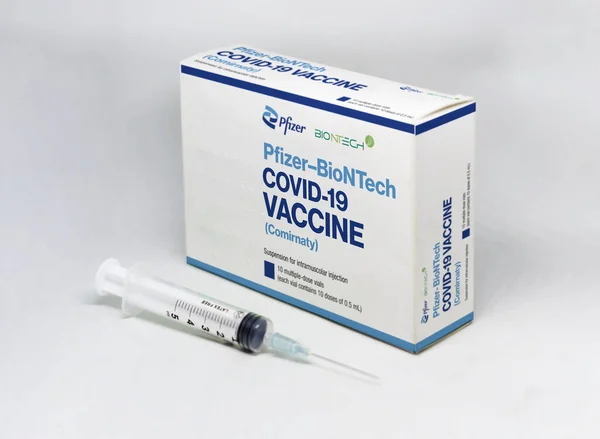 Nueva York Febrero 2021 Una Jeringa Junto Caja Vacunas Pfizer —  Fotos de Stock
