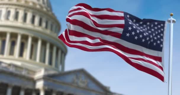 Bandeira Americana Acenando Com Capitólio Dos Eua Segundo Plano — Vídeo de Stock