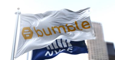 New York, ABD, 11 Şubat 2021: New York bayrağıyla dalgalanan Bumble flört uygulaması bayrağı. Şubat 2021 'de Bumble hisseleri borsaya ilk çıkışında% 76' dan fazla yükseldi.