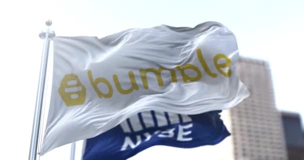 Nueva York Febrero 2021 Bandera Bumble Citas Aplicación Aleteo Viento — Vídeos de Stock