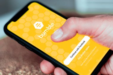 Roma, İtalya, 16 Şubat 2021: Ekranda Bumble randevu uygulaması giriş sayfası olan akıllı bir telefon. Sosyal medya ve sanal ilişkiler. Yetişkin sosyal ağı