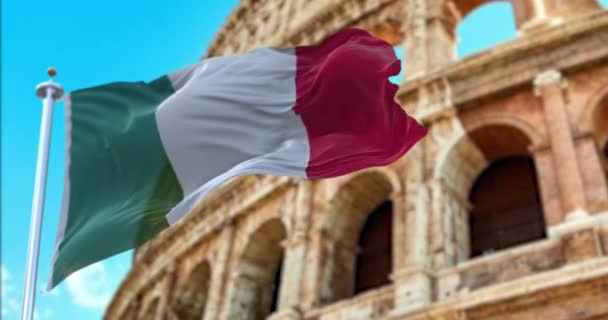 Italská Vlajka Vlála Větru Pozadí Rozmazalo Koloseum Cestování Cestovní Ruch — Stock video
