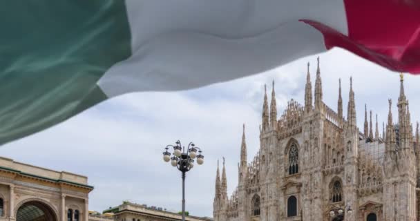 Italská Vlajka Vlající Nad Katedrálou Milána Duoma Cestování Cestovní Ruch — Stock video