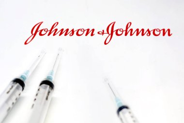 New Brunswick, NJ, ABD, 10 Şubat 2021: Johnson & johnson logosunun yanındaki üç şırınga beyaz arka planda izole edildi. Sağlık ve önleme. Johnson & Johnson Covid-19 aşısı