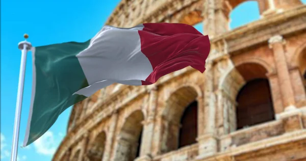 Bandera Italiana Ondeando Viento Con Coliseo Borroso Fondo Viajes Turismo —  Fotos de Stock