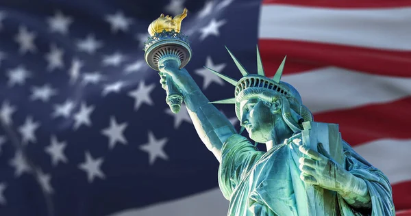 Estatua Libertad Con Borrosa Bandera Americana Ondeando Fondo Democracia Libertad — Foto de Stock