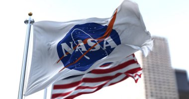 Washington, ABD, 5 Mart 2021: NASA bayrağı arka planda Amerikan bayrağıyla birlikte dalgalanıyor. Amerikan Uzay Ajansı. Uzay araştırması ve teknoloji