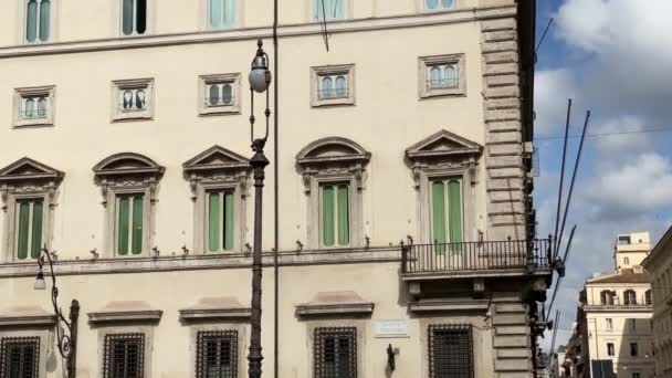 意大利总理和政府所在地罗马的奇吉宫的立面 正面阳台上的意大利和欧洲国旗 阳光灿烂的日子 政治和民主 — 图库视频影像