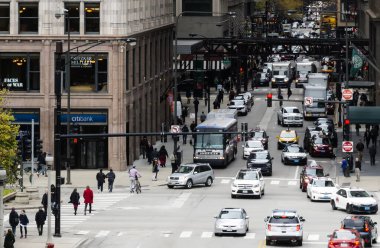 Chicago, IL, ABD, Ekim 2016: Monroe Caddesi, Michigan Bulvarı kavşağında Chicago 'nun finans bölgesinde trafik yoğun.