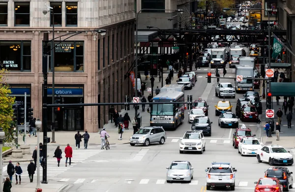 Chicago, IL, ABD, Ekim 2016: Monroe Caddesi, Michigan Bulvarı kavşağında Chicago 'nun finans bölgesinde trafik yoğun.