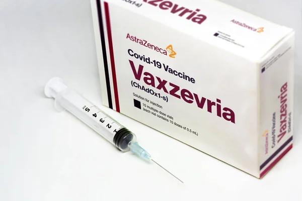 케임브리지 2021 Vaxzevria Covid 주사기 이전에는 Astrazeneca Covid 상자는 배경에 — 스톡 사진