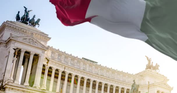 イタリアの国旗がローマのヴィットリアーノと共に風になびいている 旅行や観光地 芸術と建築 世界的に有名なイタリアの歴史的建造物 — ストック動画