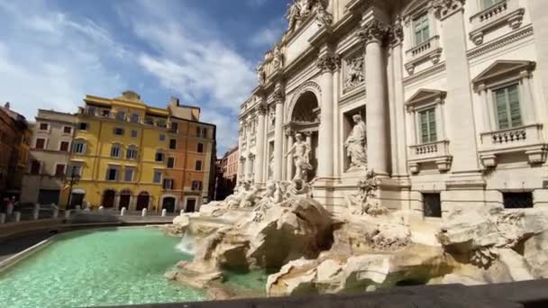 Spacerując Prawej Stronie Fontanny Trevi Rzymie Słoneczny Dzień Podczas Pandemii — Wideo stockowe