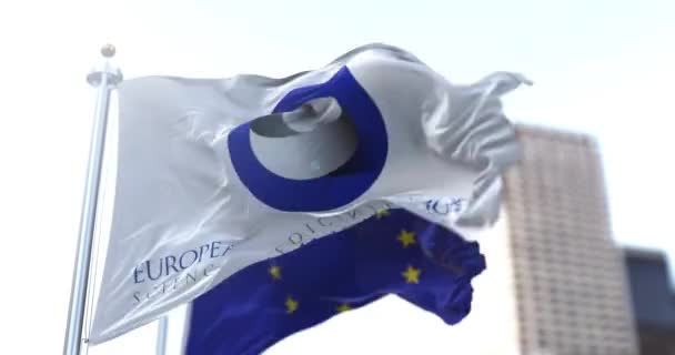 Amsterdam Holland April 2021 Europeiska Läkemedelsmyndighetens Ema Flagga Med Europeiska — Stockvideo