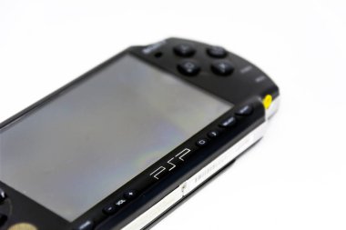 Roma, İtalya, 9 Nisan 2021: Sony PlayStation Portable (PSP) yan görüntüsü. PSP Sony tarafından geliştirilen ve pazarlanan bir el bilgisayarı oyun konsoludur. Gezici eğlence. PSP logosuna odaklan