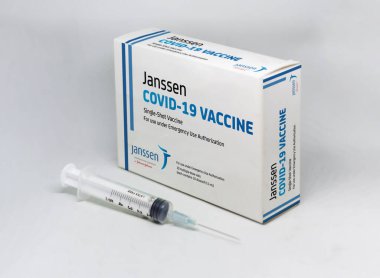 New York, ABD, 12 Nisan 2021: Janssen Covid-19 aşı kutusunun yanında bir şırınga. Janssen, Johnson ve Johnson 'ın yan şirketlerinden biri ve ilk Covid-19 aşısını devretmiş.
