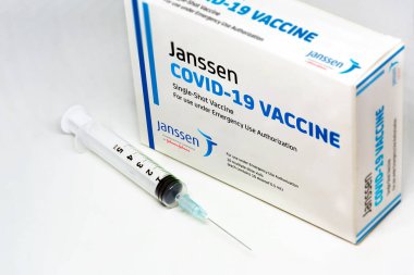 New York, ABD, 12 Nisan 2021: Janssen Covid-19 aşı kutusunun yanında bir şırınga. Janssen, Johnson ve Johnson 'ın yan şirketlerinden biri ve ilk Covid-19 aşısını devretmiş.