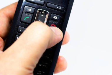 Reddetmek ya da telefonu kapatmak için başparmağınla kırmızı simgeye bas. Sabit hat telefonu. Kablosuz telefon.