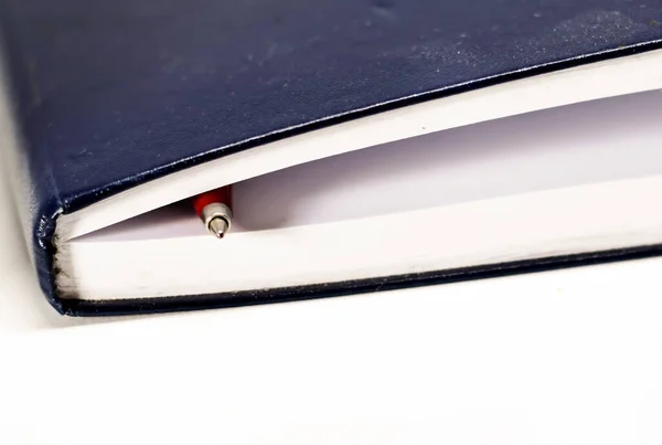 Caneta Esferográfica Vermelha Nas Páginas Brancas Branco Caderno Fechado Inspiração — Fotografia de Stock