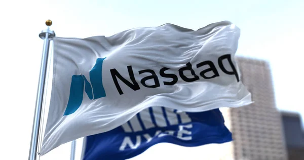 New York, ABD, 14 Nisan 2021. NASDAQ ve NYSE bayrakları havada uçuşuyor. Listeleme. İş ve finans. Amerikan borsası